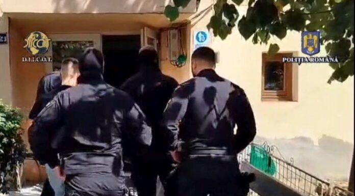 Percheziții la Bălănești, în cazul fetei de 13 ani, pusă de mamă să întrețină relații sexuale cu fostul învățător în vârstă de 71 de ani