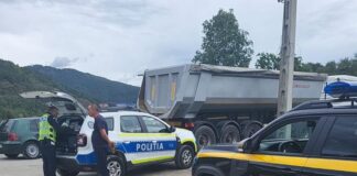 Transport de piatră, cu tonaj depășit, oprit de polițiști