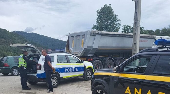 Transport de piatră, cu tonaj depășit, oprit de polițiști