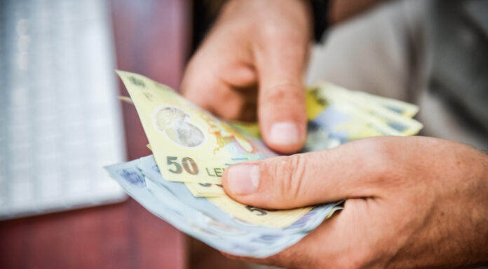 Salariul mediu a scăzut