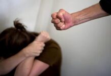 Femeie lovită de fostul iubit mai tânăr decât ea, în plină stradă