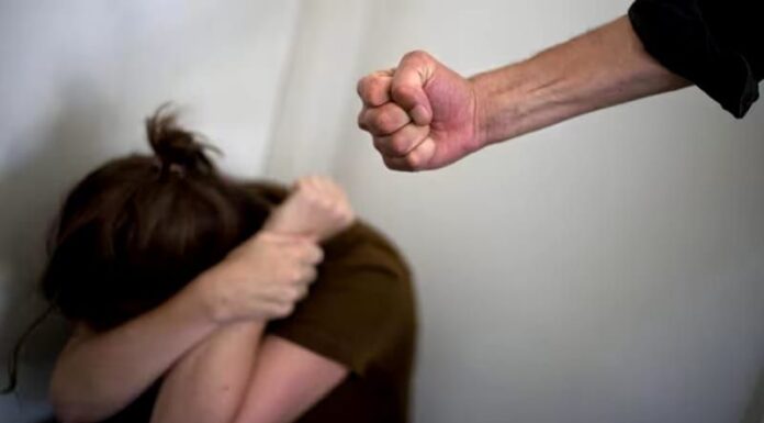 Reținut după ce și-a bătut fosta iubită și a sechestrat-o, din cauza geloziei