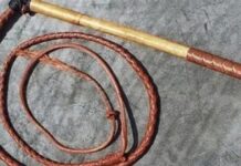 Bătrân biciuit în fața unui magazin din Bâlteni