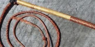 Bătrân biciuit în fața unui magazin din Bâlteni