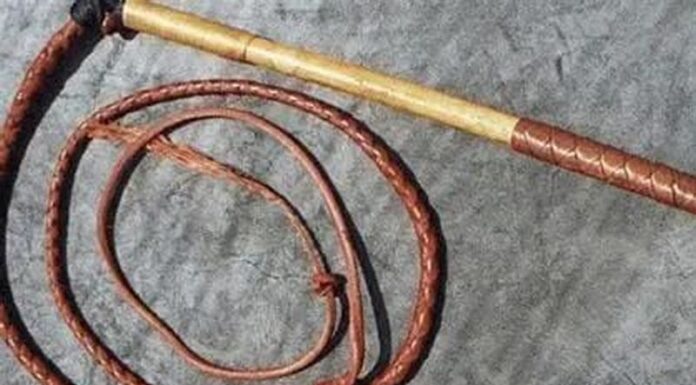 Bătrân biciuit în fața unui magazin din Bâlteni