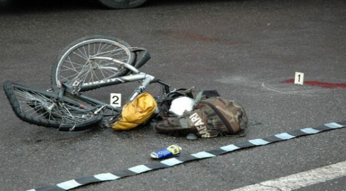 Biciclist lovit de o mașină condusă de un șofer începător