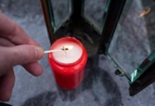 Incendiu provocat de o candelă