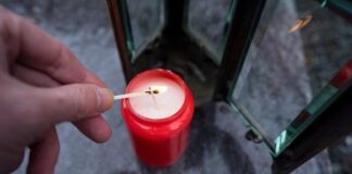 Incendiu provocat de o candelă