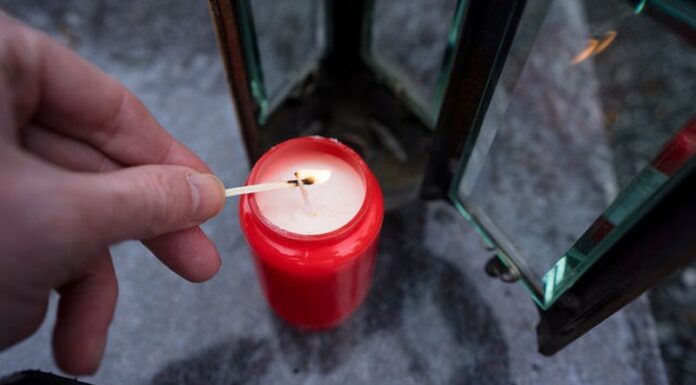 Incendiu provocat de o candelă