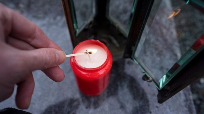 Incendiu provocat de o candelă