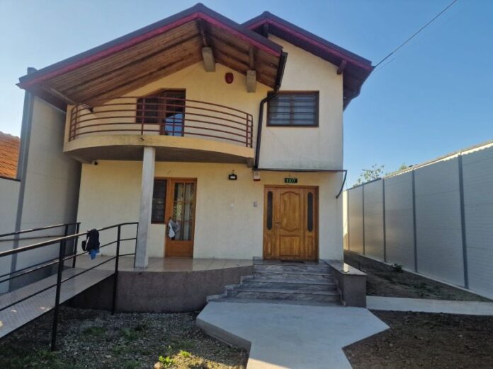 O nouă casă de tip familial pentru copiii cu dizabilități din Gorj, aproape de a fi deschisă