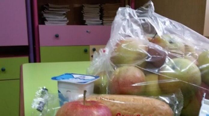 Peste 11,8 milioane lei pentru gustarea elevilor din Gorj. Fructe, lapte și produse de panificație în școli