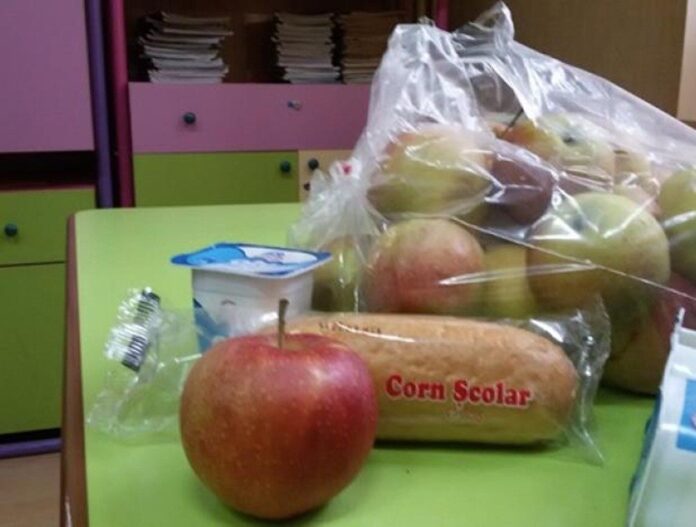 Peste 11,8 milioane lei pentru gustarea elevilor din Gorj. Fructe, lapte și produse de panificație în școli