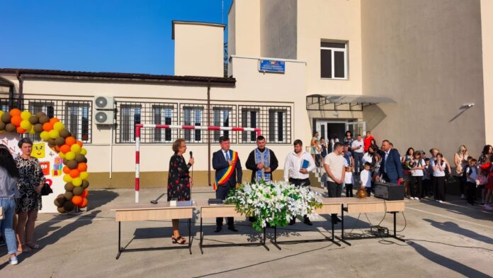 Start de an școlar în Târgu Jiu. Primarul Romanescu, alături de elevi într-o școală complet modernizată