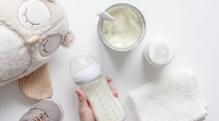 Care sunt diferențele dintre formulele de lapte praf și ce trebuie să alegi pentru bebelușul tău?