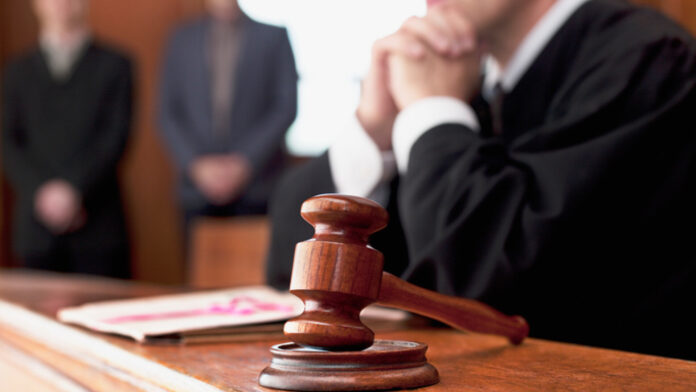 Bărbatul care s-a filmat înjurând polițiștii s-a întors în arest