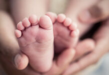 Româncele stau mai mult cu nou-născuții lor