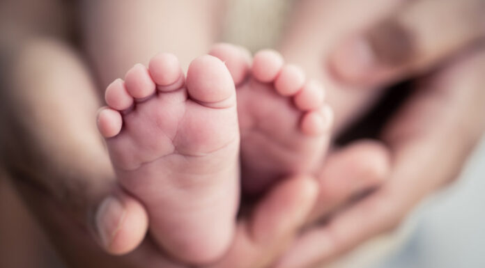 Româncele stau mai mult cu nou-născuții lor