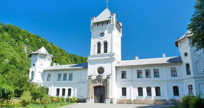 Târgujian găsit mort în baie, la Mănăstirea Tismana