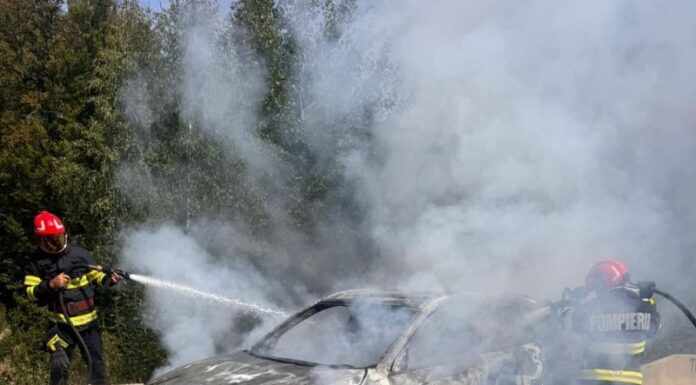 Mașină cuprinsă de flăcări, la Novaci