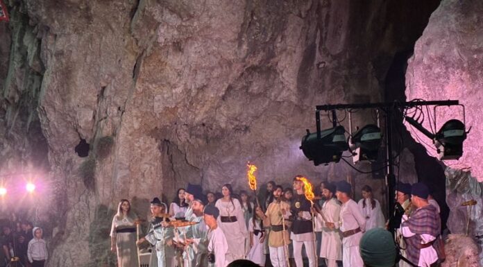 Spectacol de teatru la peștera Polovragi!