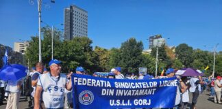Zeci de profesori gorjeni au scandat la București