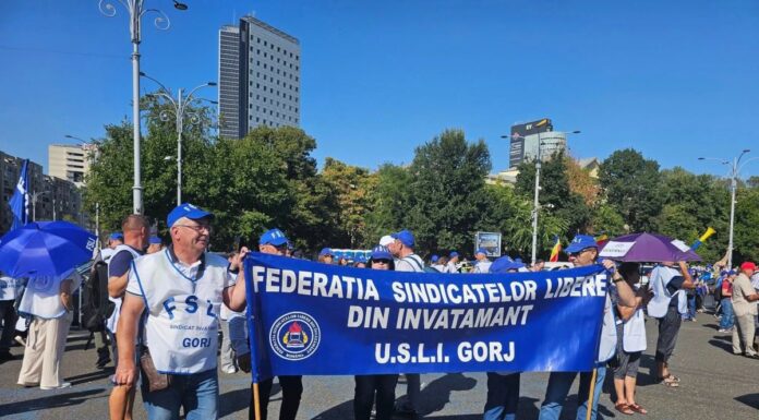 Zeci de profesori gorjeni au scandat la București