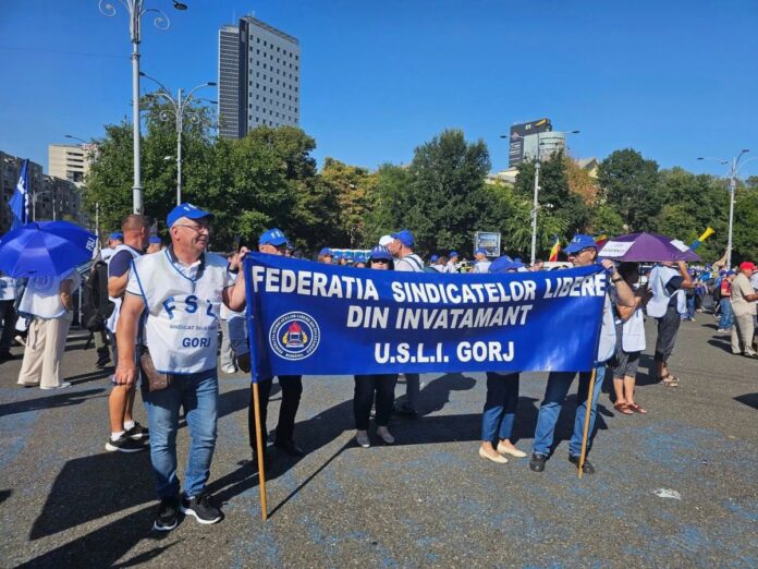 Zeci de profesori gorjeni au scandat la București