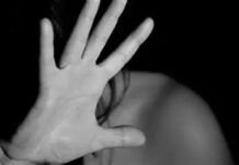 O mamă și fiica ei, agresate de fostul iubit al tinerei de 18 ani