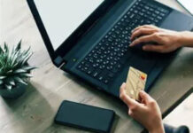 Tânără încătușată, după ce a transferat aproape 80.000 de lei din contul bunicii