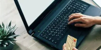 Tânără încătușată, după ce a transferat aproape 80.000 de lei din contul bunicii