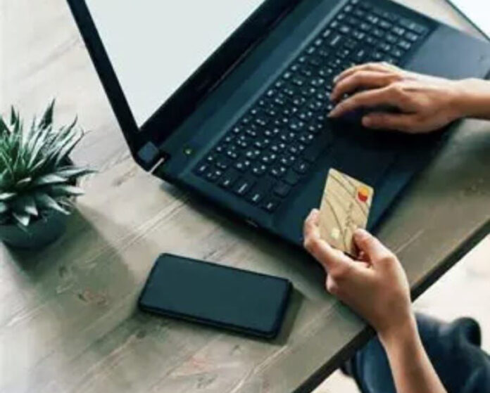 Veste bună pentru tânăra acuzată că ar fi transferat aproape 80.000 de lei din contul bunicii