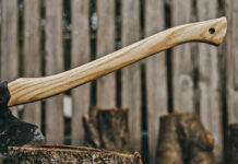 Reținut după ce și-a amenințat fiul cu toporul