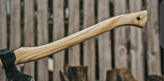 Reținut după ce și-a amenințat fiul cu toporul