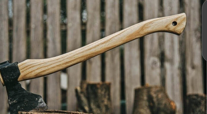 Reținut după ce și-a amenințat fiul cu toporul