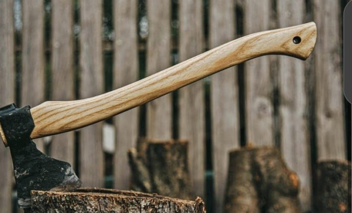 Reținut după ce și-a amenințat fiul cu toporul