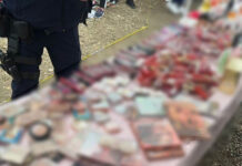 Haine și parfumuri contrafăcute, descoperite de jandarmi în târguri