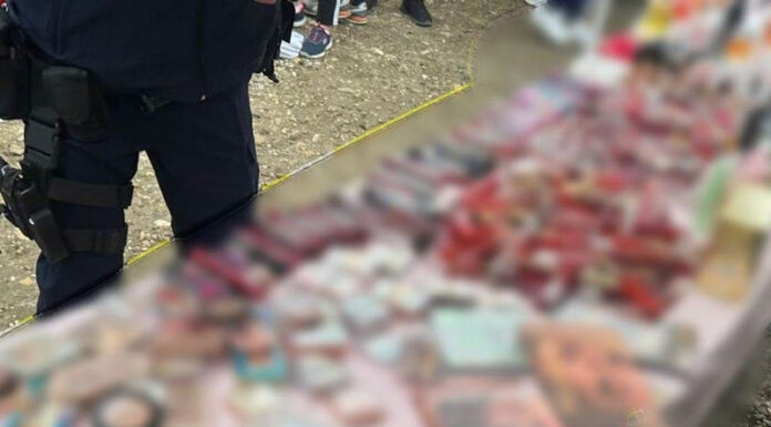 Haine și parfumuri contrafăcute, descoperite de jandarmi în târguri
