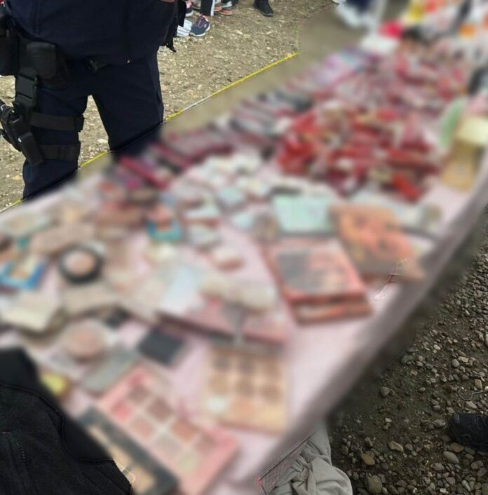 Razie în târguri! Parfumuri și haine contrafăcute, descoperite de jandarmi