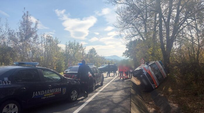 FOTO: Accident între o ambulanță și un autoturism! Jandarmii gorjeni au intervenit imediat