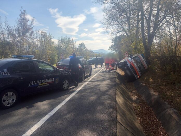 FOTO: Accident între o ambulanță și un autoturism! Jandarmii gorjeni au intervenit imediat