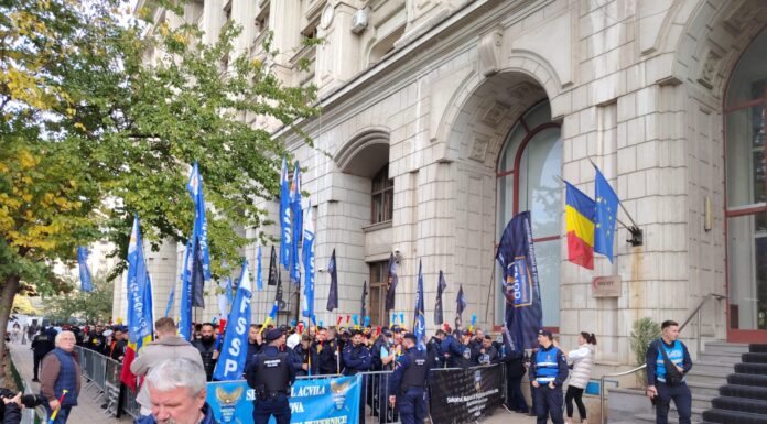 FOTO/VIDEO: Zeci de polițiști de la Penitenciarul Târgu Jiu, în stradă la București!