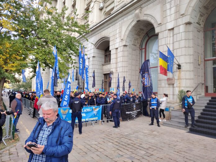 FOTO/VIDEO: Zeci de polițiști de la Penitenciarul Târgu Jiu, în stradă la București!