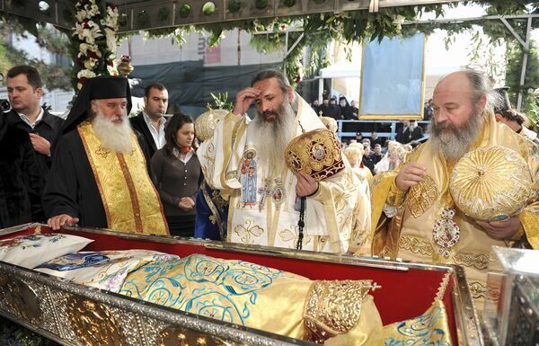 Marea Sărbătoare a Sfintei Cuvioase Parascheva de la Iaşi – ,,Doamne Iisuse Hristoase, caută din lăcașul Tău cel sfânt; am lăsat toate și după Tine am călătorit în toată viața mea. Și acum, îndură-Te şi spune îngerului blând să ia cu pace sufletul meu”!