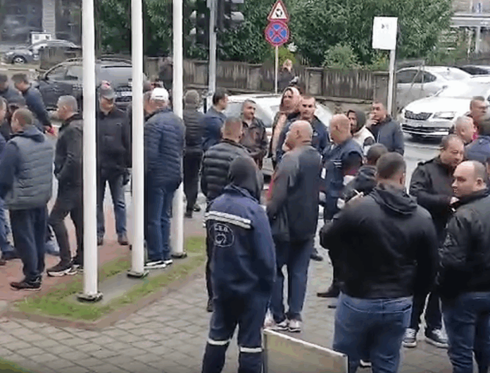 Protest spontan la sediul CE Oltenia