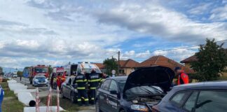 Accident cu trei mașini și doi răniți la Drăguțești