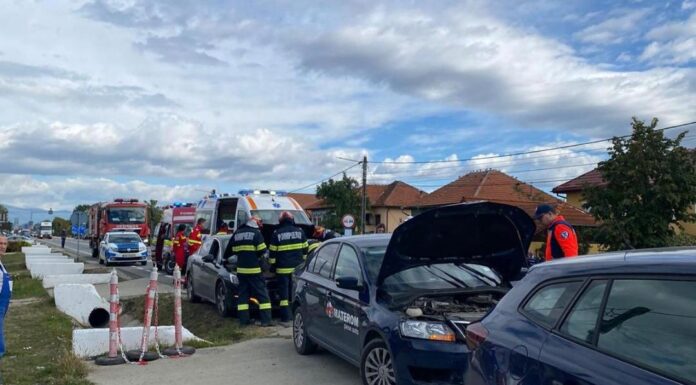 Accident cu trei mașini și doi răniți la Drăguțești