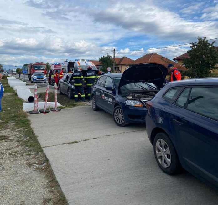 Accident cu trei mașini și doi răniți la Drăguțești