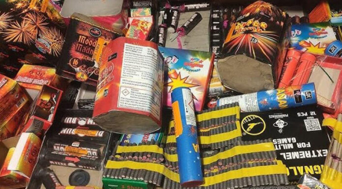 Două kilograme de articole pirotehnice, expuse fără autorizație la vânzare