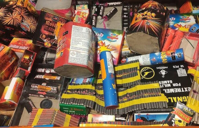 Două kilograme de articole pirotehnice, expuse fără autorizație la vânzare